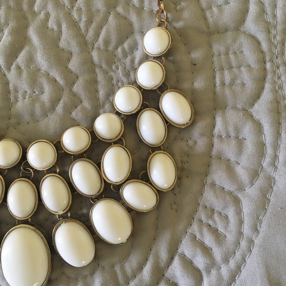 White chunky necklace - Picture 2 of 2